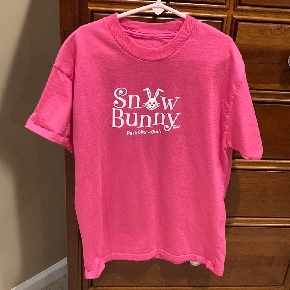 Hanes girls Park City, Utah “Snow Bunny” ski shirt, pink, sz Medium, size 10-12